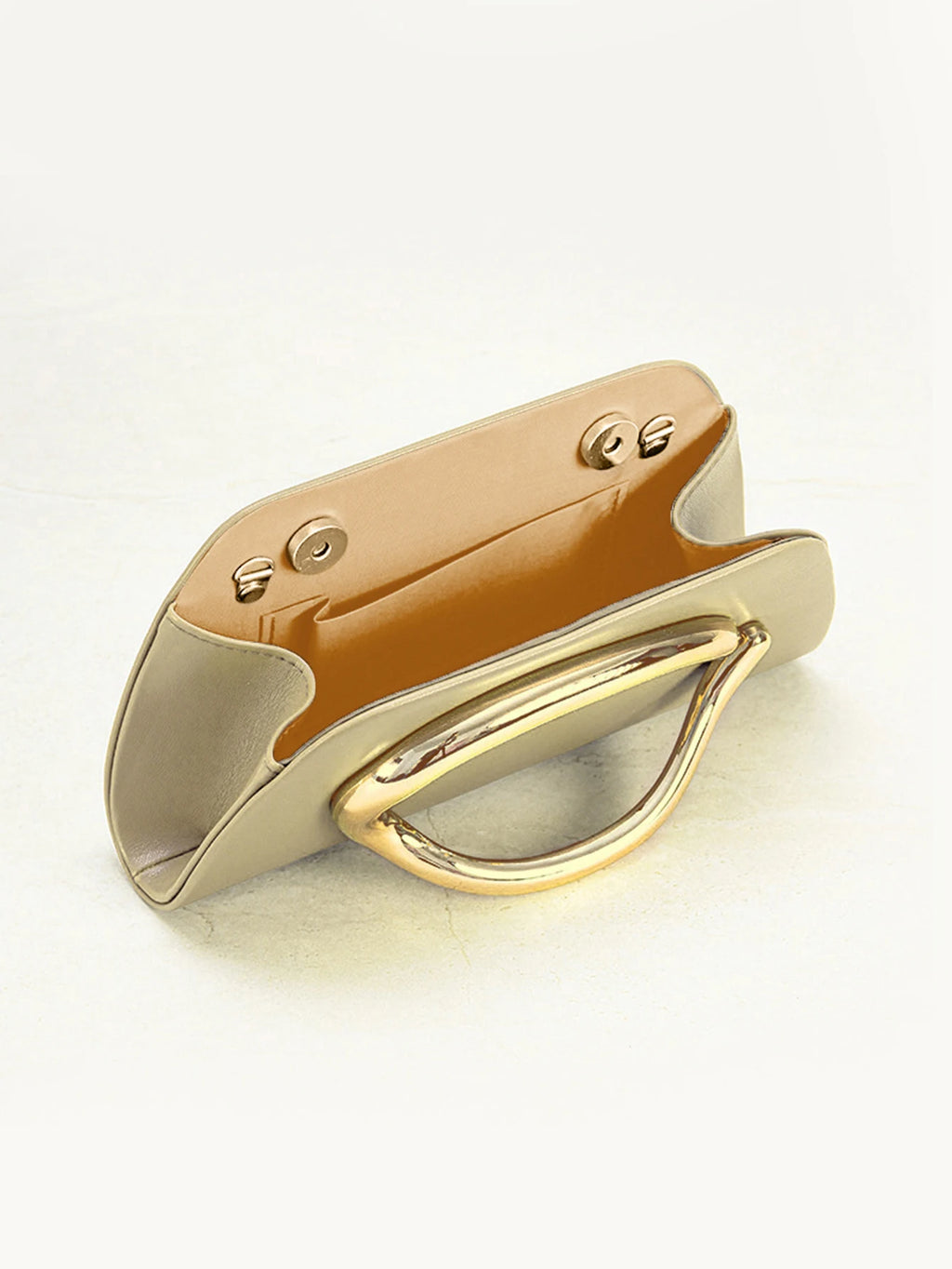 Clutch tipo caja con broche dorado y cadena