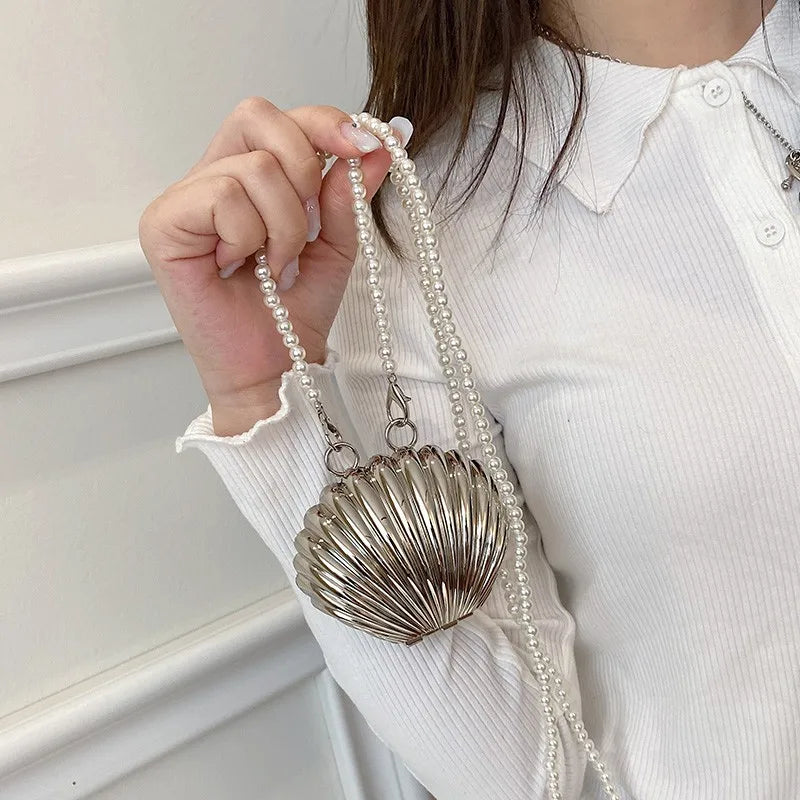 Minaudière metálica mini con cadena cruzada