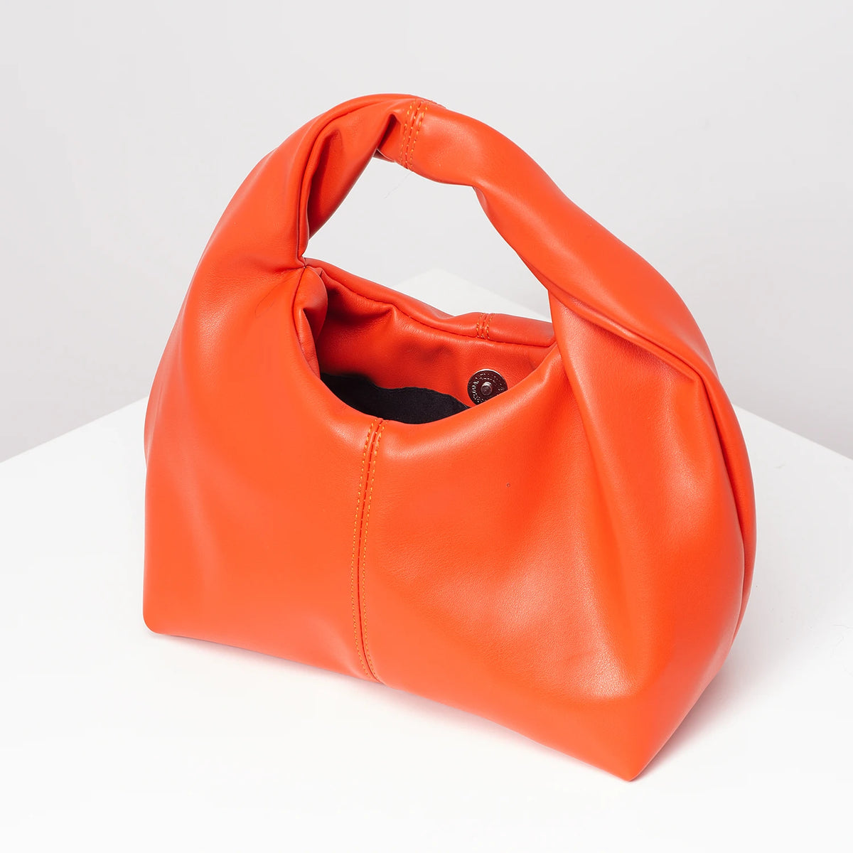 Cartera cuadrada suave con asa retorcida