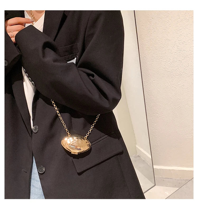 Minaudière metálica mini con cadena cruzada