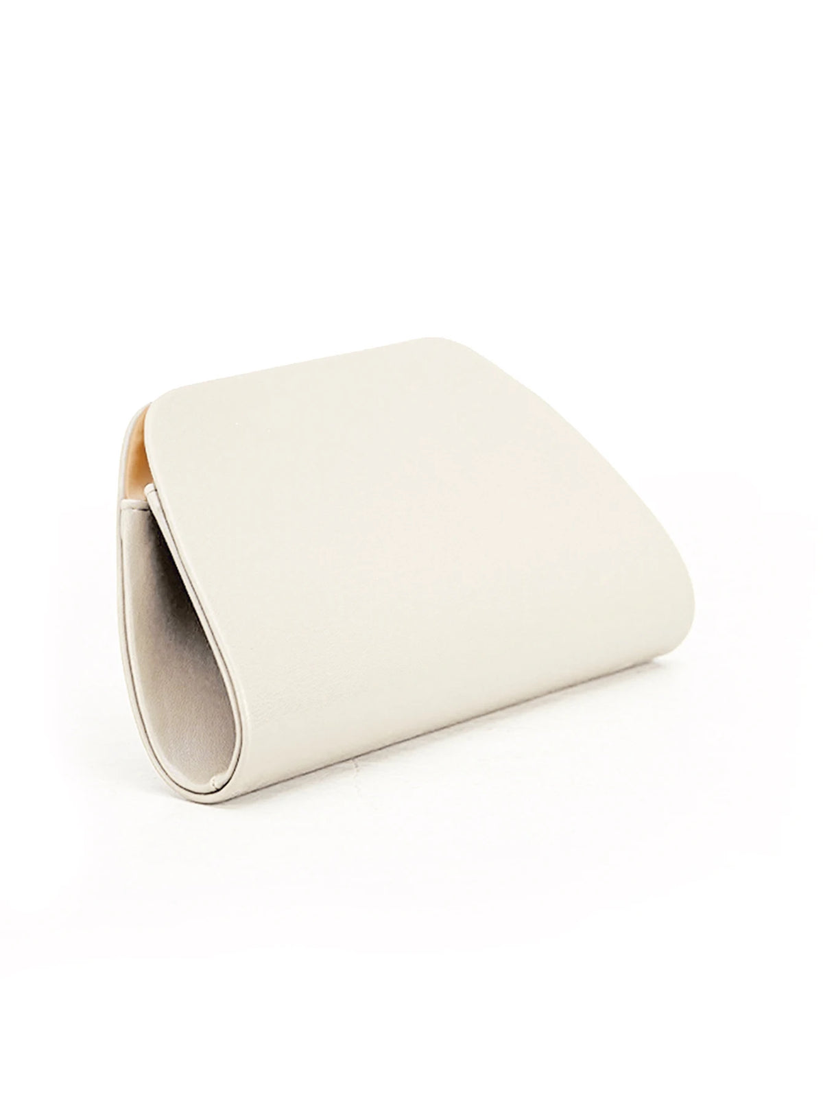 Clutch tipo caja con broche dorado y cadena