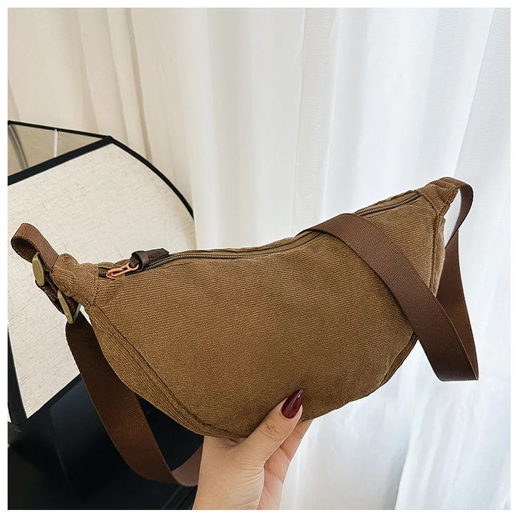 Cartera hobo de corderoy con correa regulable