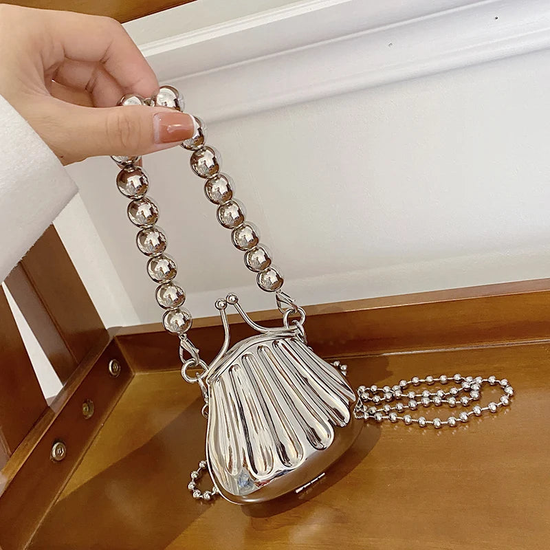 Minaudière metálica mini con cadena cruzada