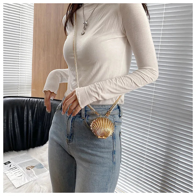 Minaudière metálica mini con cadena cruzada