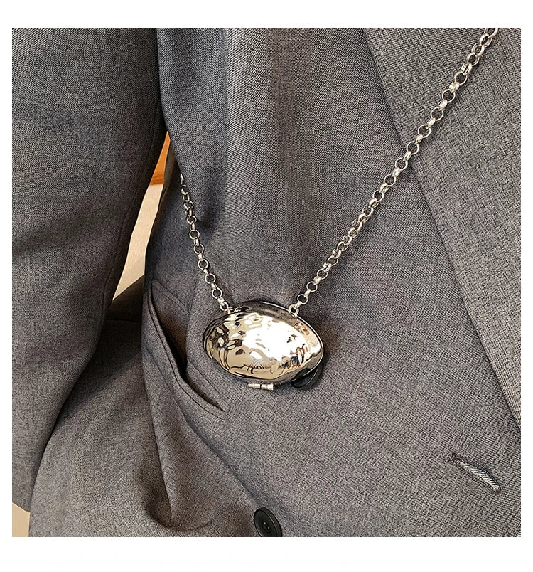 Minaudière metálica mini con cadena cruzada