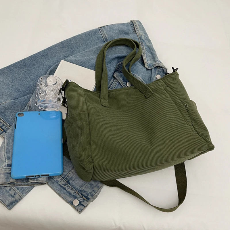 Bolso tote de corderoy con correa ajustable y cierre