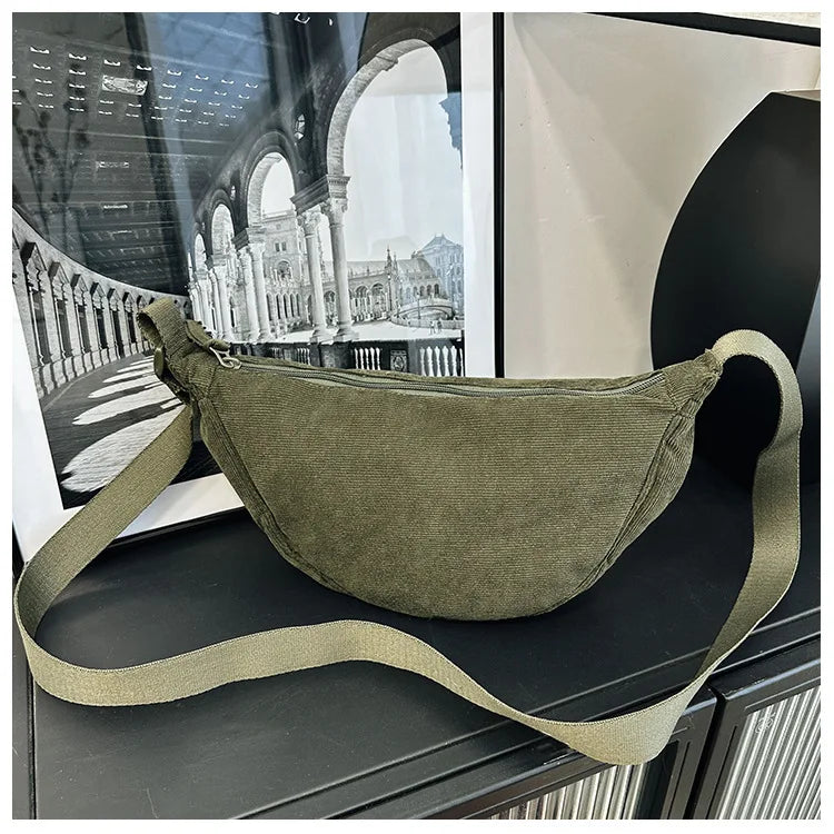 Cartera hobo de corderoy con correa regulable