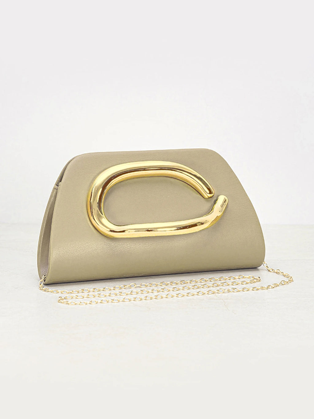 Clutch tipo caja con broche dorado y cadena