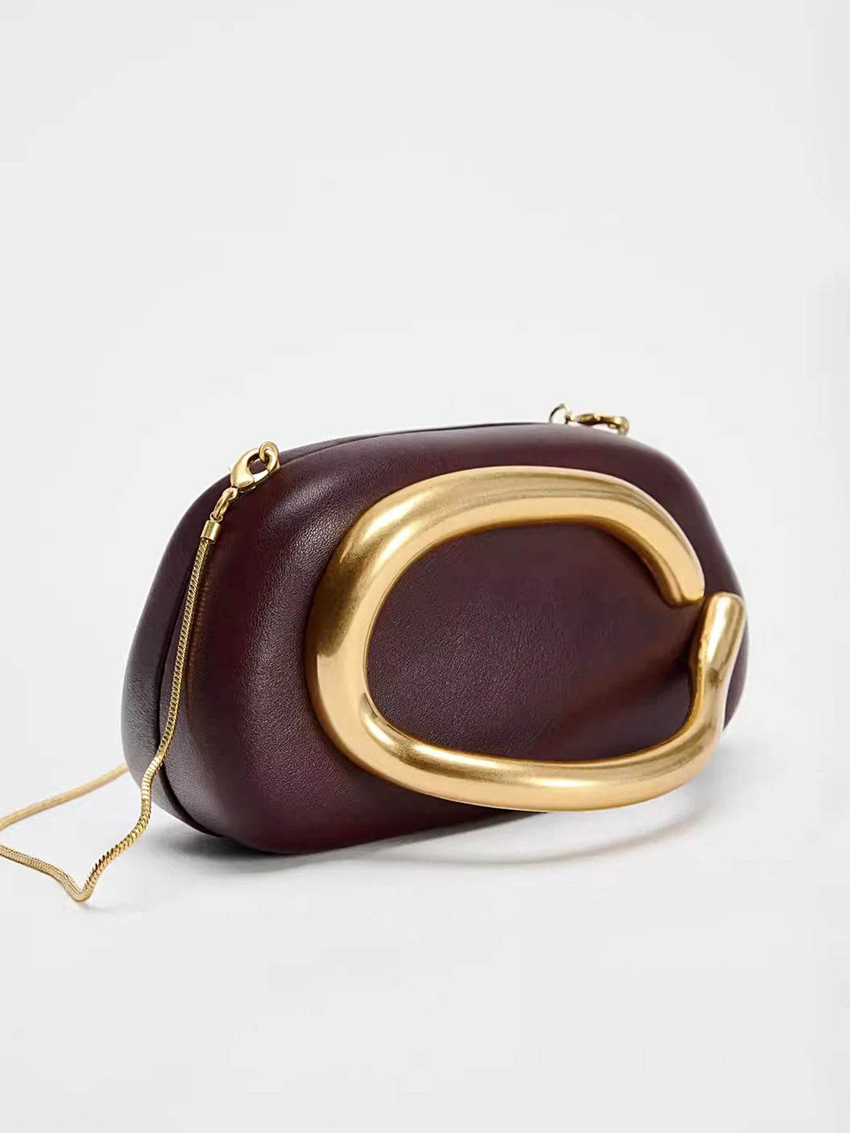 Clutch ovalado de fiesta con cadena y cierre metálico