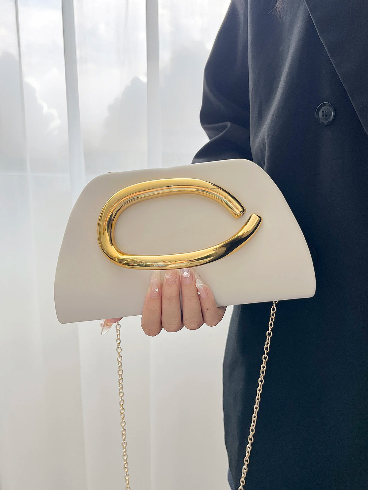 Clutch tipo caja con broche dorado y cadena