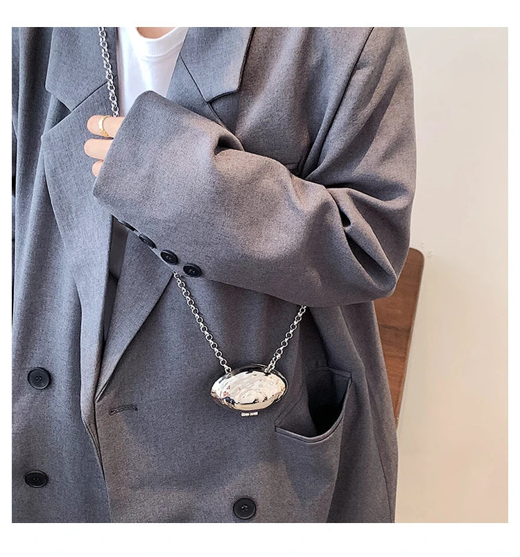 Minaudière metálica mini con cadena cruzada
