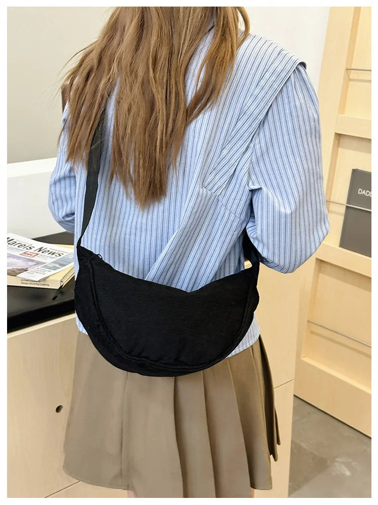 Cartera hobo de corderoy con correa regulable