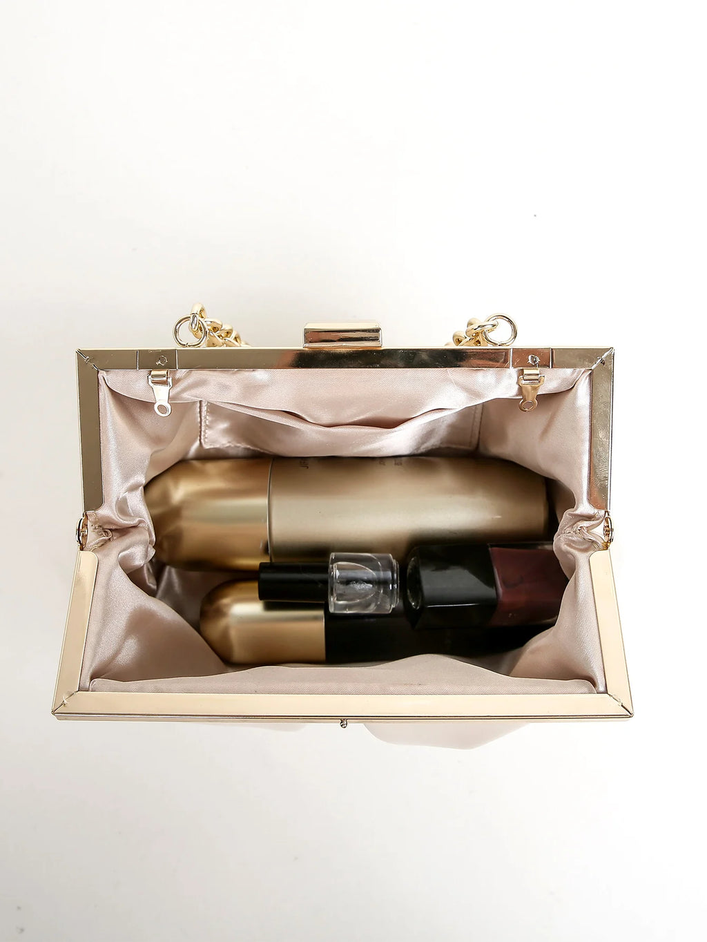 Clutch plisado con broche de marco y cadena