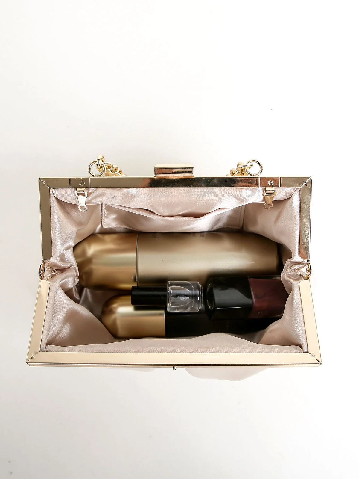 Clutch plisado con broche de marco y cadena