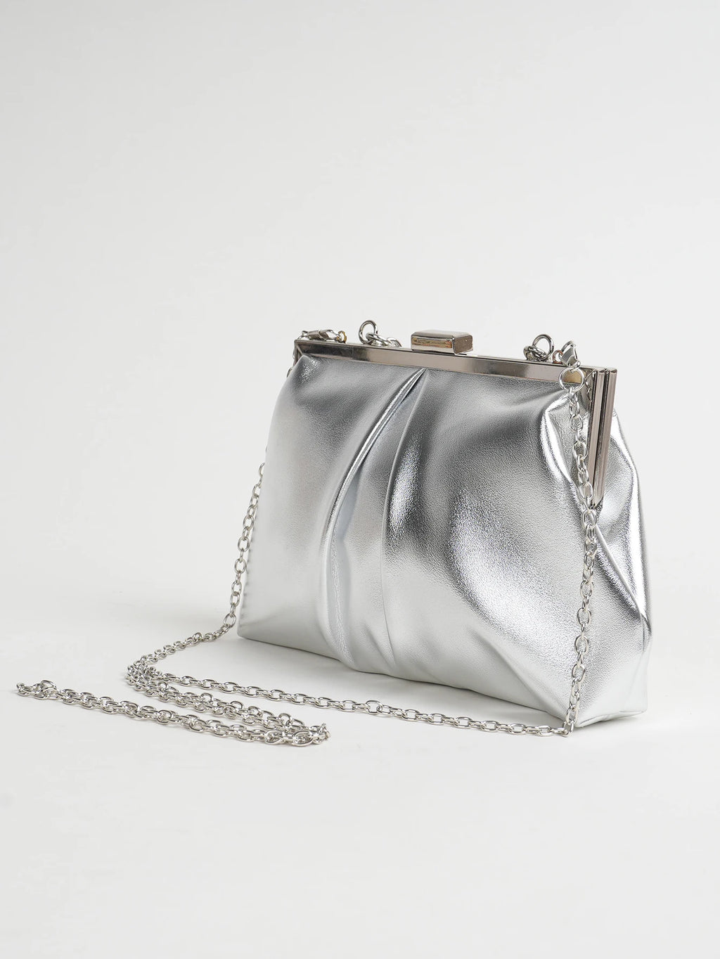 Clutch plisado con broche de marco y cadena