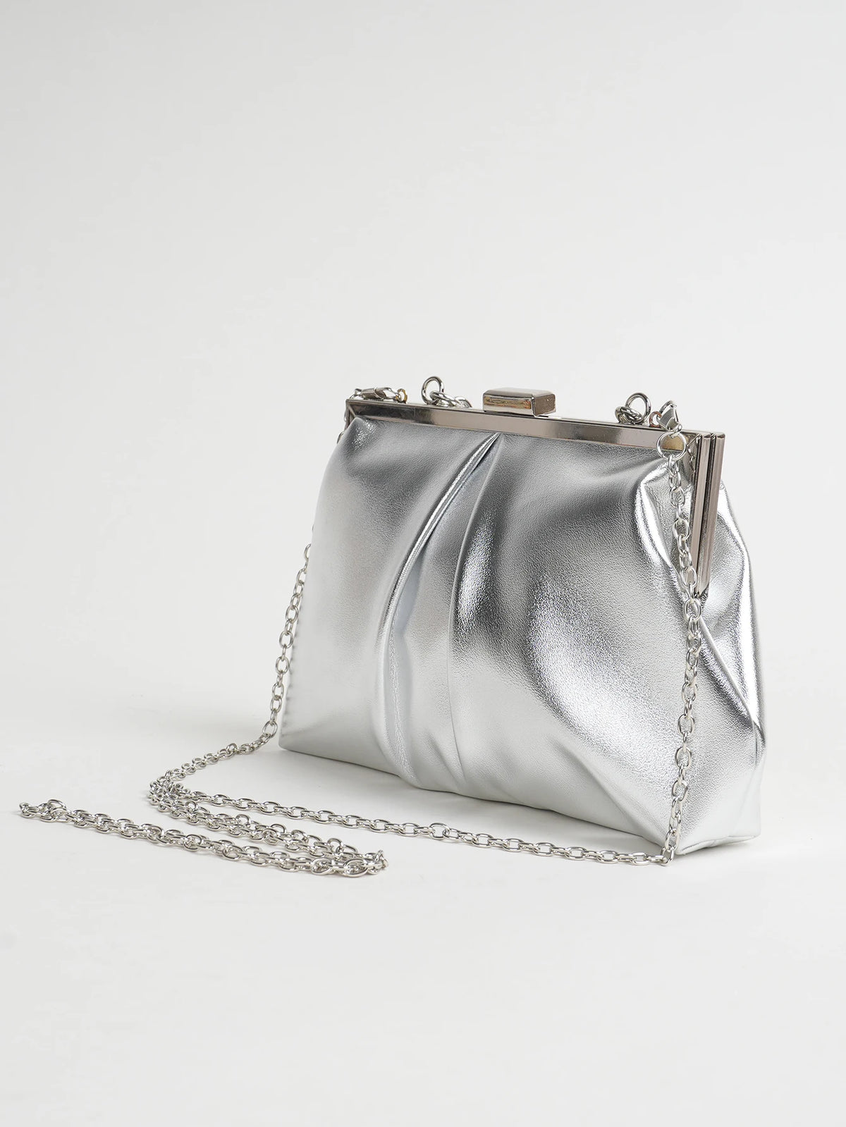Clutch plisado con broche de marco y cadena