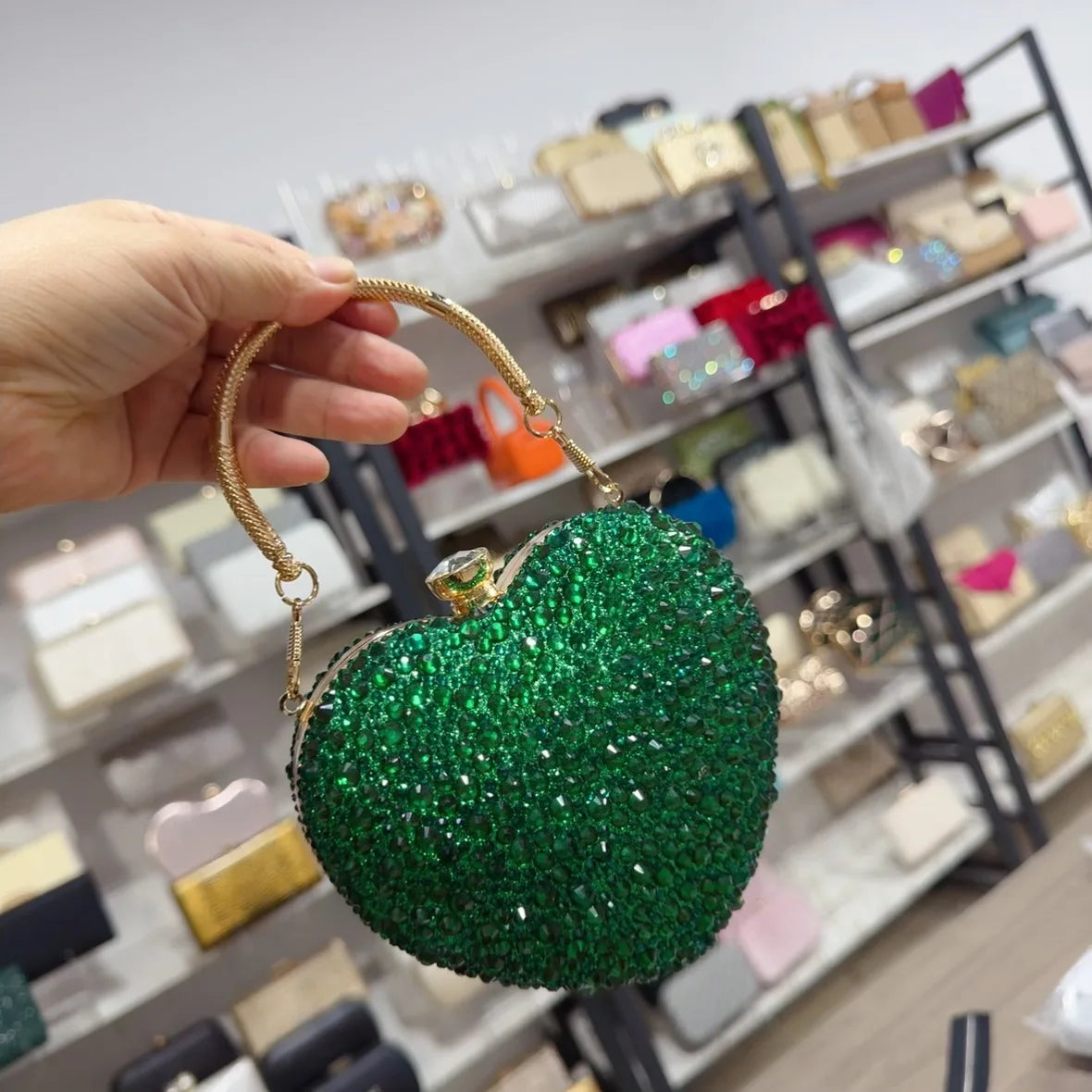 Clutch metálico de corazón con strass