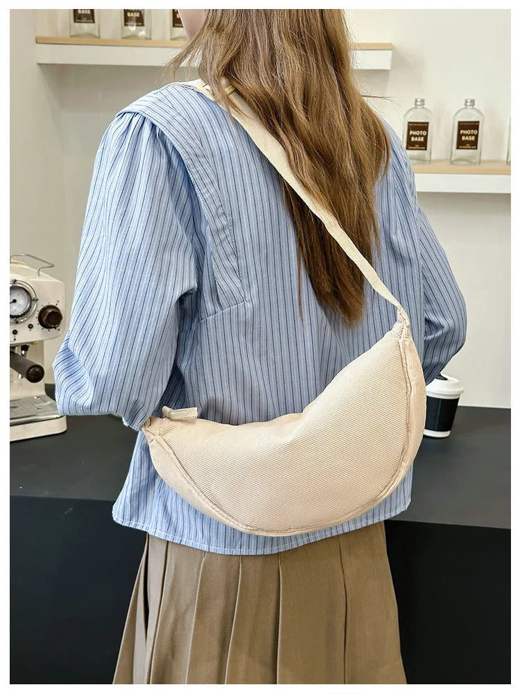 Cartera hobo de corderoy con correa regulable