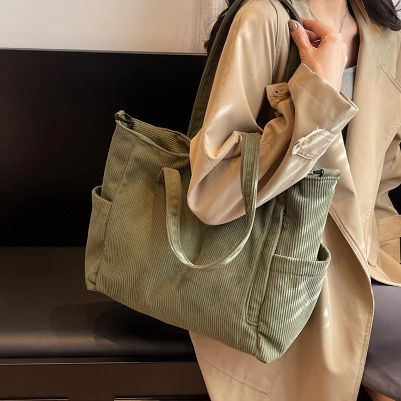 Bolso tote de corderoy con correa ajustable y cierre