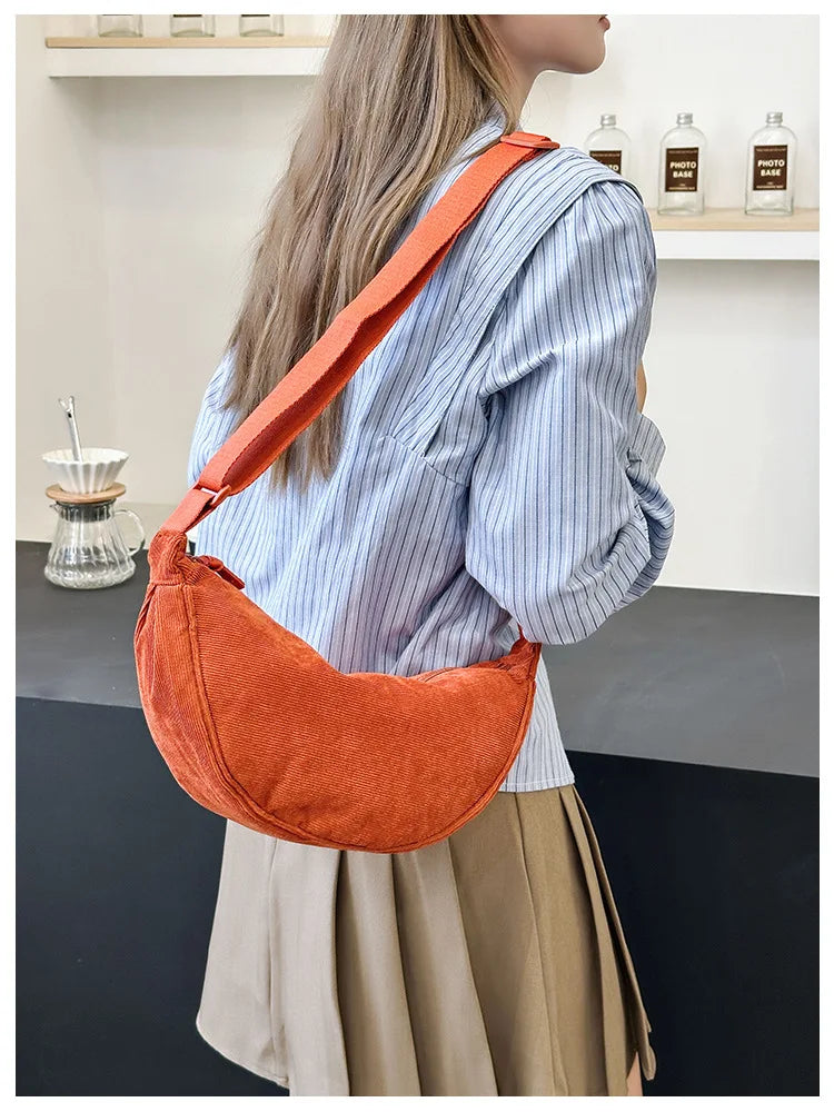 Cartera hobo de corderoy con correa regulable
