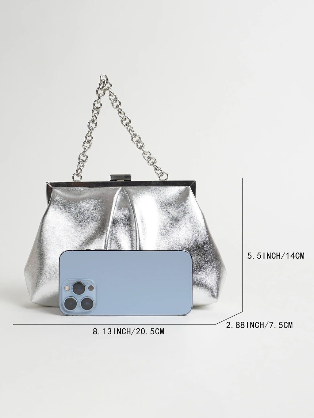 Clutch plisado con broche de marco y cadena