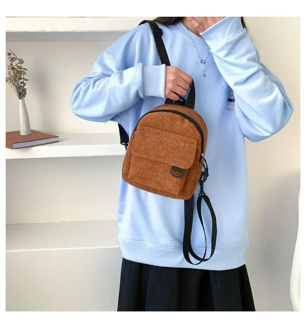 Mini mochila de corderoy con correa regulable