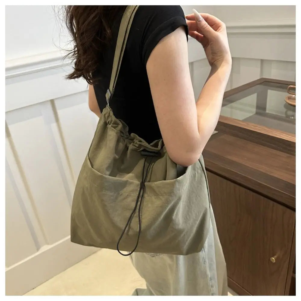 Cartera balde de nylon con cordón y dije opcional