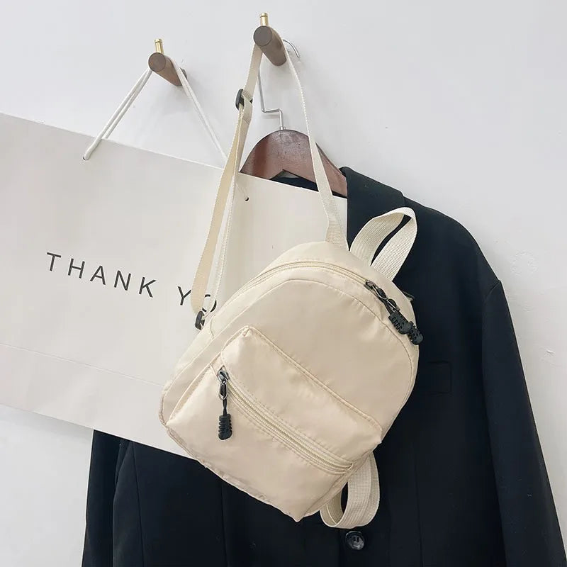 Mini mochila de nylon con bolsillo de solapa