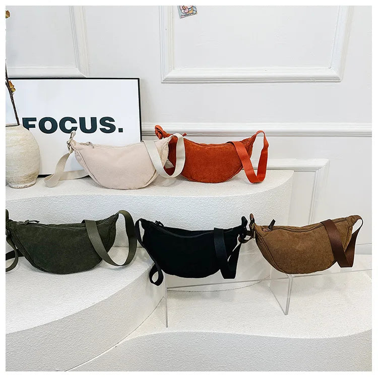 Cartera hobo de corderoy con correa regulable
