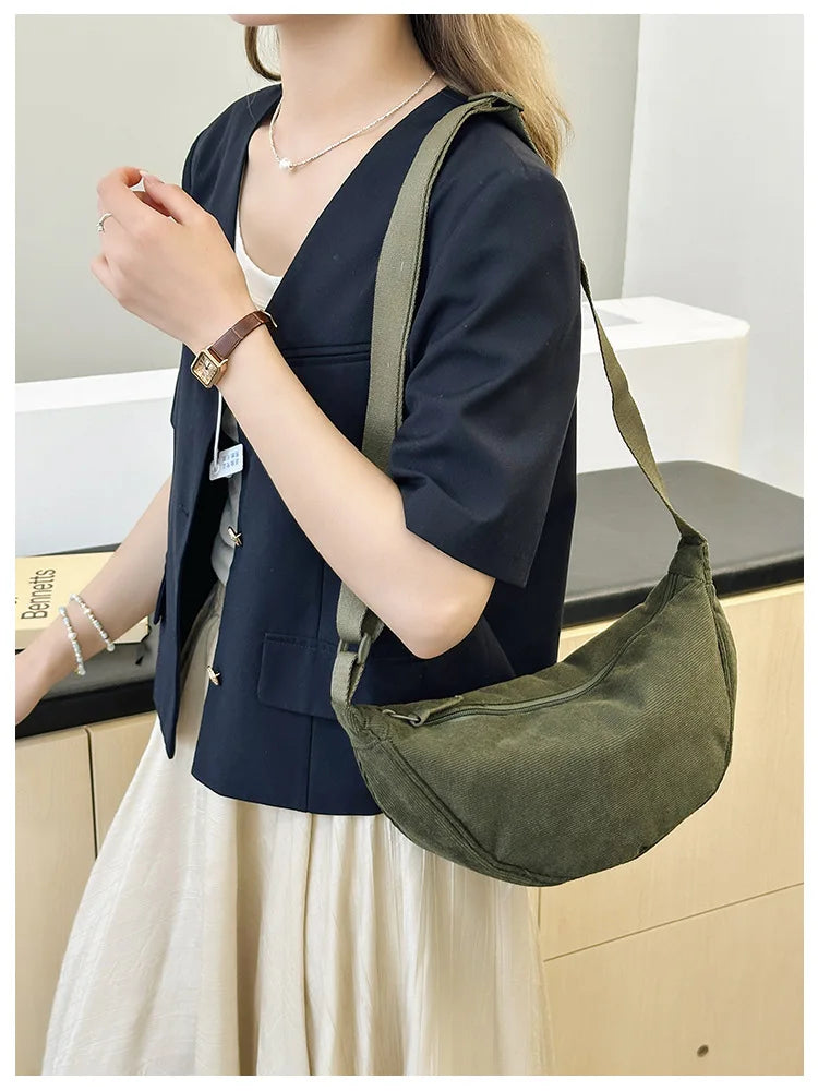 Cartera hobo de corderoy con correa regulable
