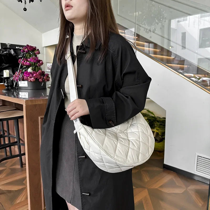 Cartera hobo de nylon con diseño acolchado en rombos