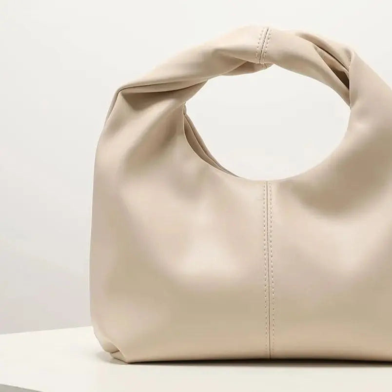 Cartera cuadrada suave con asa retorcida