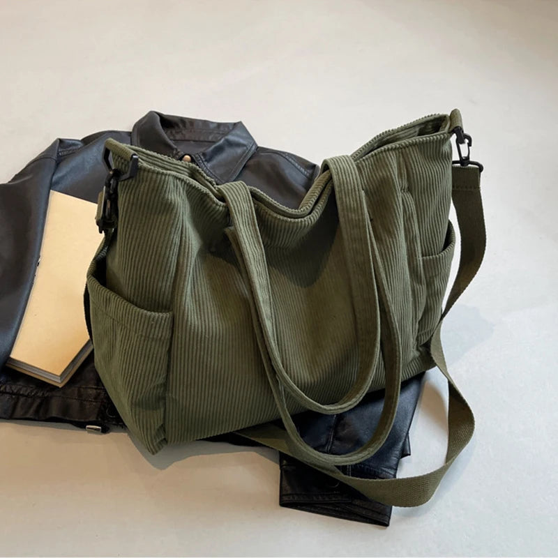 Bolso tote de corderoy con correa ajustable y cierre