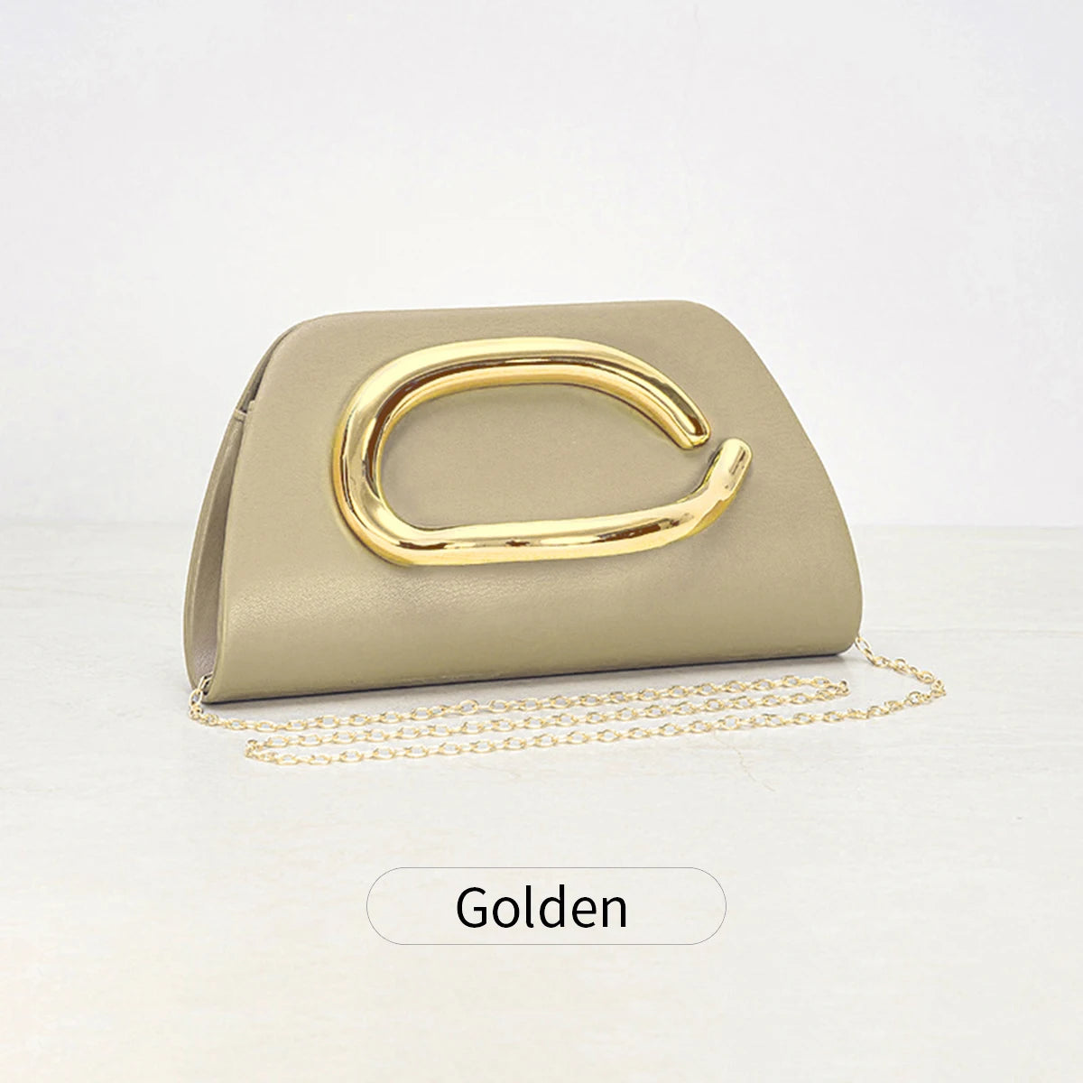 Clutch tipo caja con broche dorado y cadena