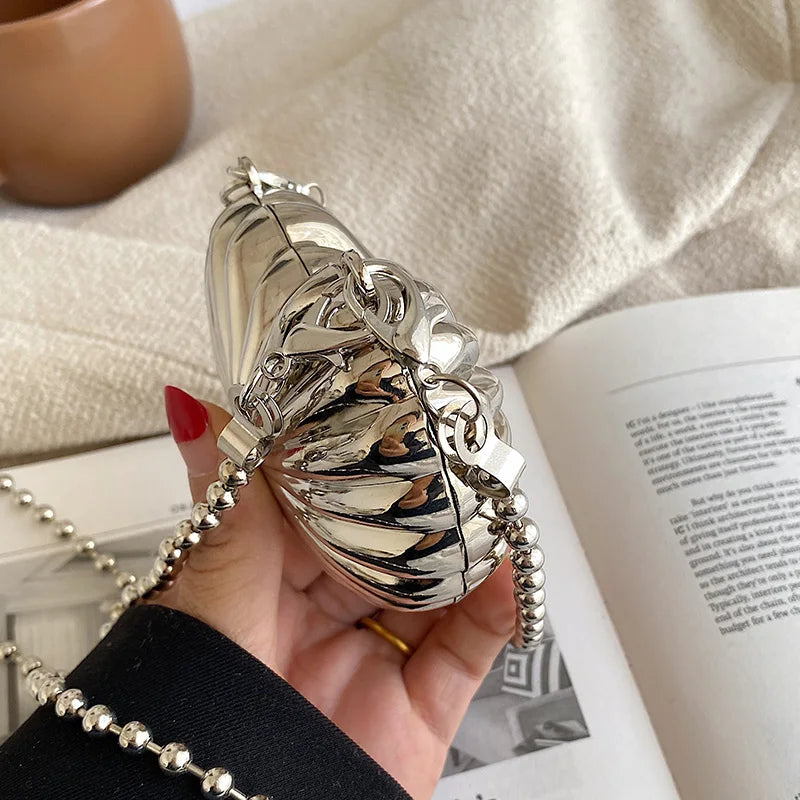 Minaudière metálica mini con cadena cruzada