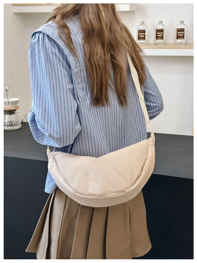 Cartera hobo de corderoy con correa regulable