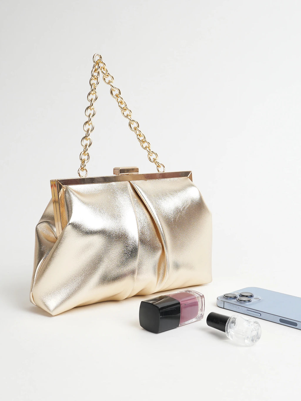 Clutch plisado con broche de marco y cadena