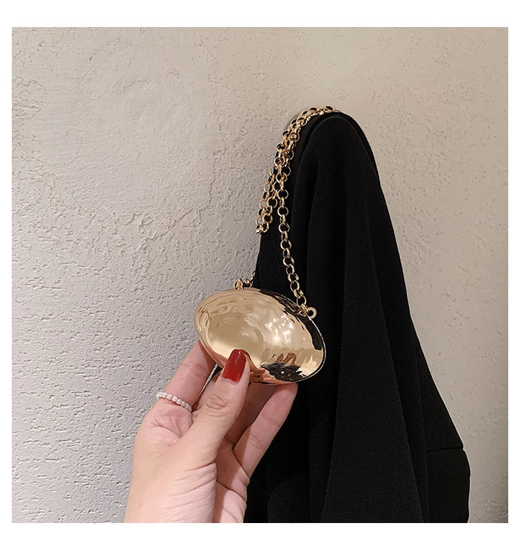Minaudière metálica mini con cadena cruzada