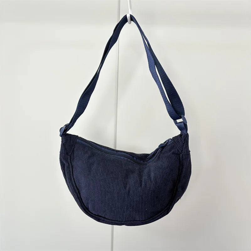 Cartera hobo de corderoy con correa regulable