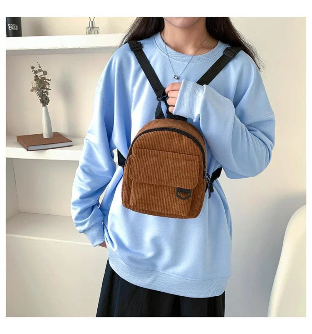 Mini mochila de corderoy con correa regulable