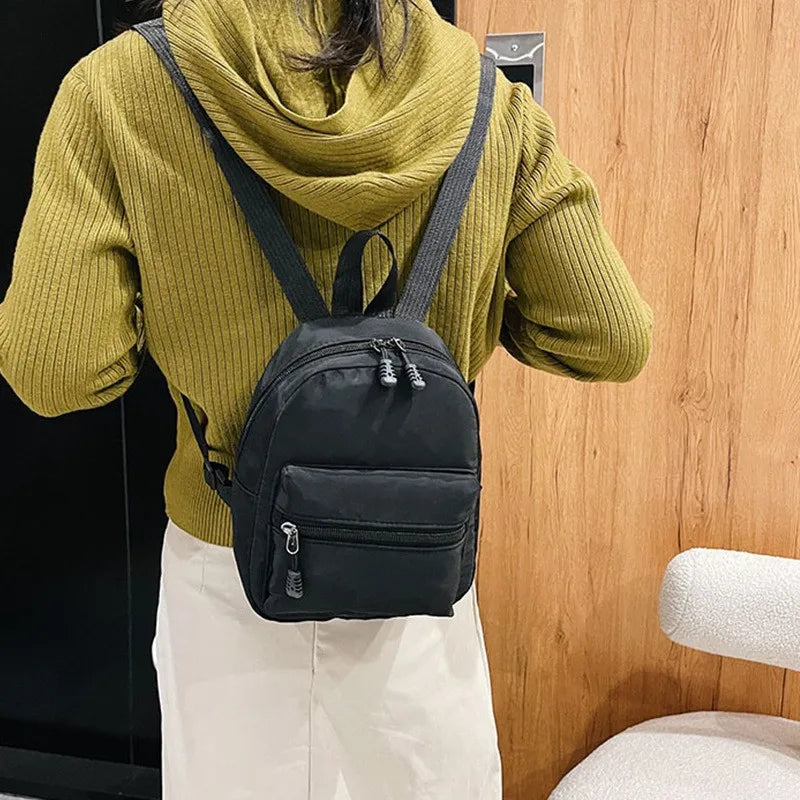 Mini mochila de nylon con bolsillo de solapa