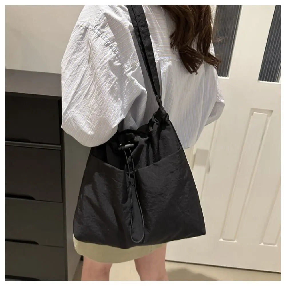 Cartera balde de nylon con cordón y dije opcional
