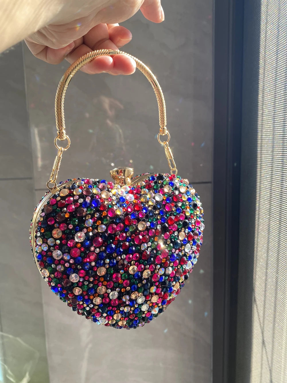 Clutch metálico de corazón con strass