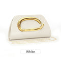 Clutch tipo caja con broche dorado y cadena