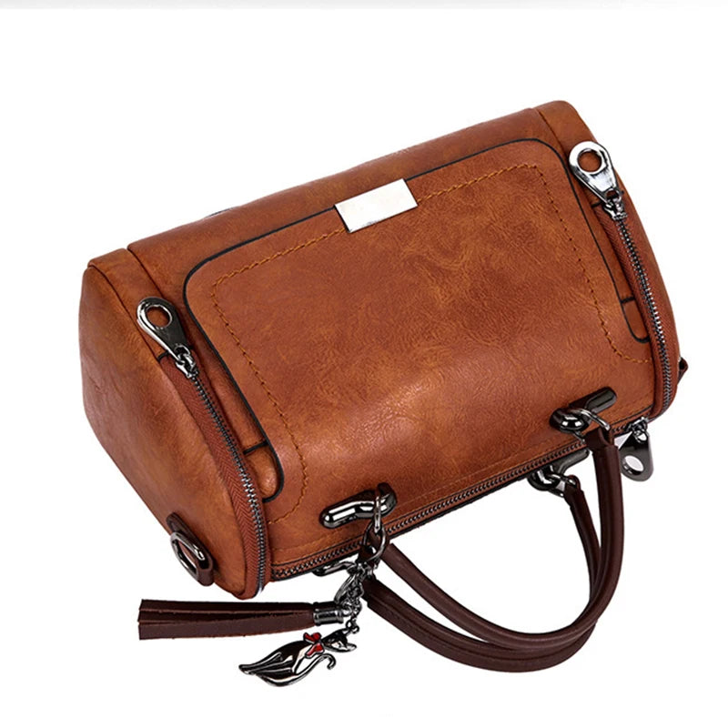 Cartera Boston con borla y correa desmontable