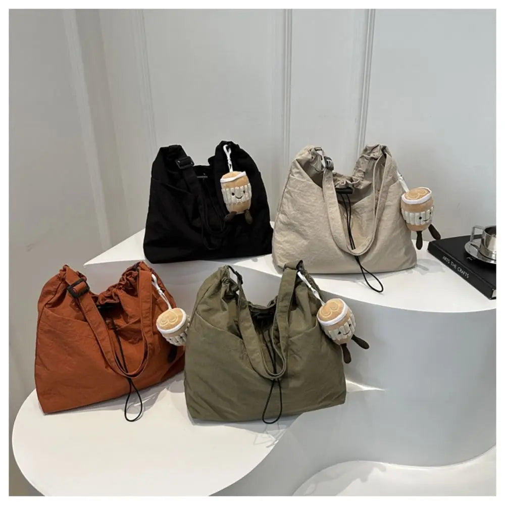 Cartera balde de nylon con cordón y dije opcional