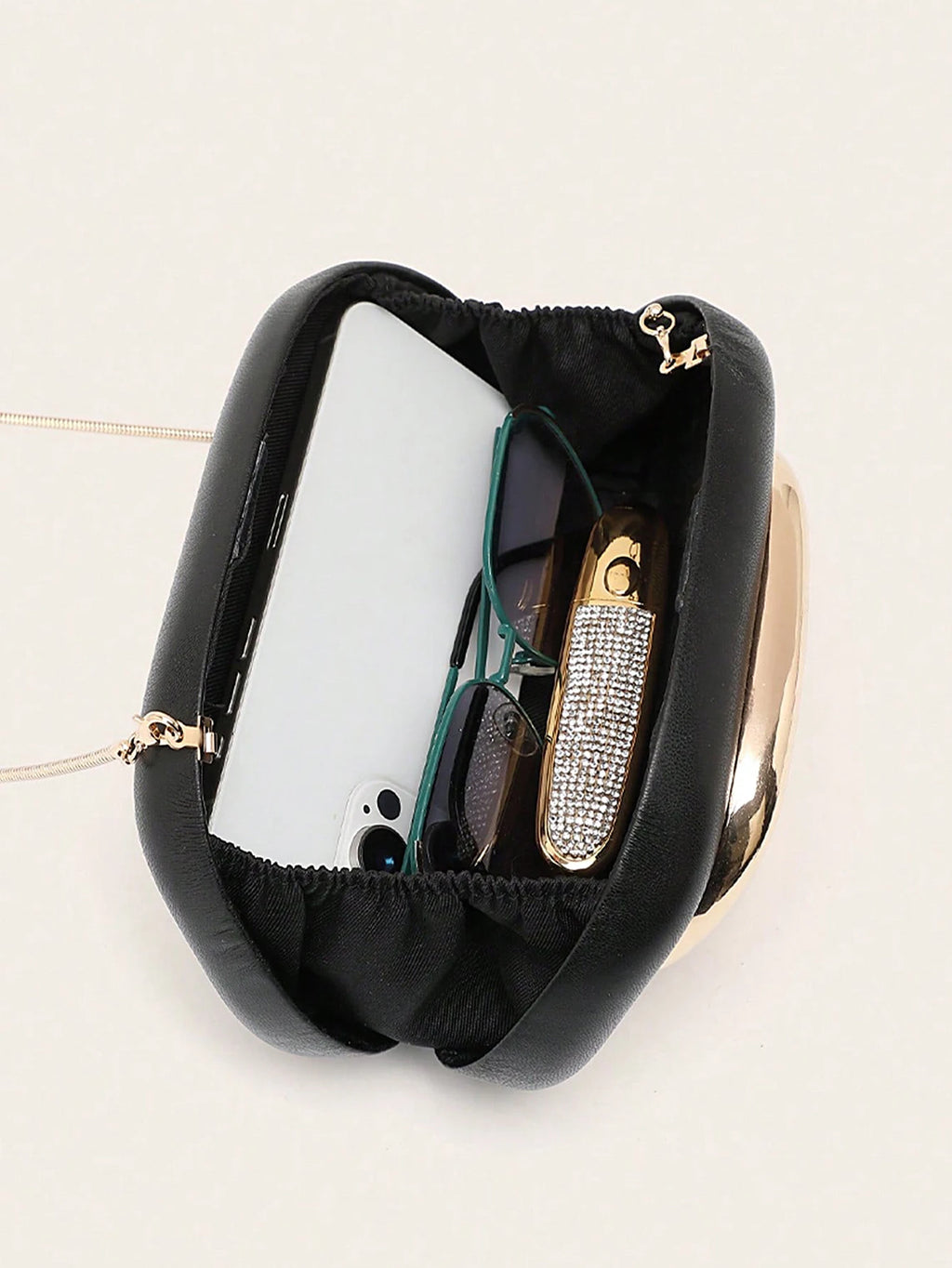 Clutch ovalado de fiesta con cadena y cierre metálico