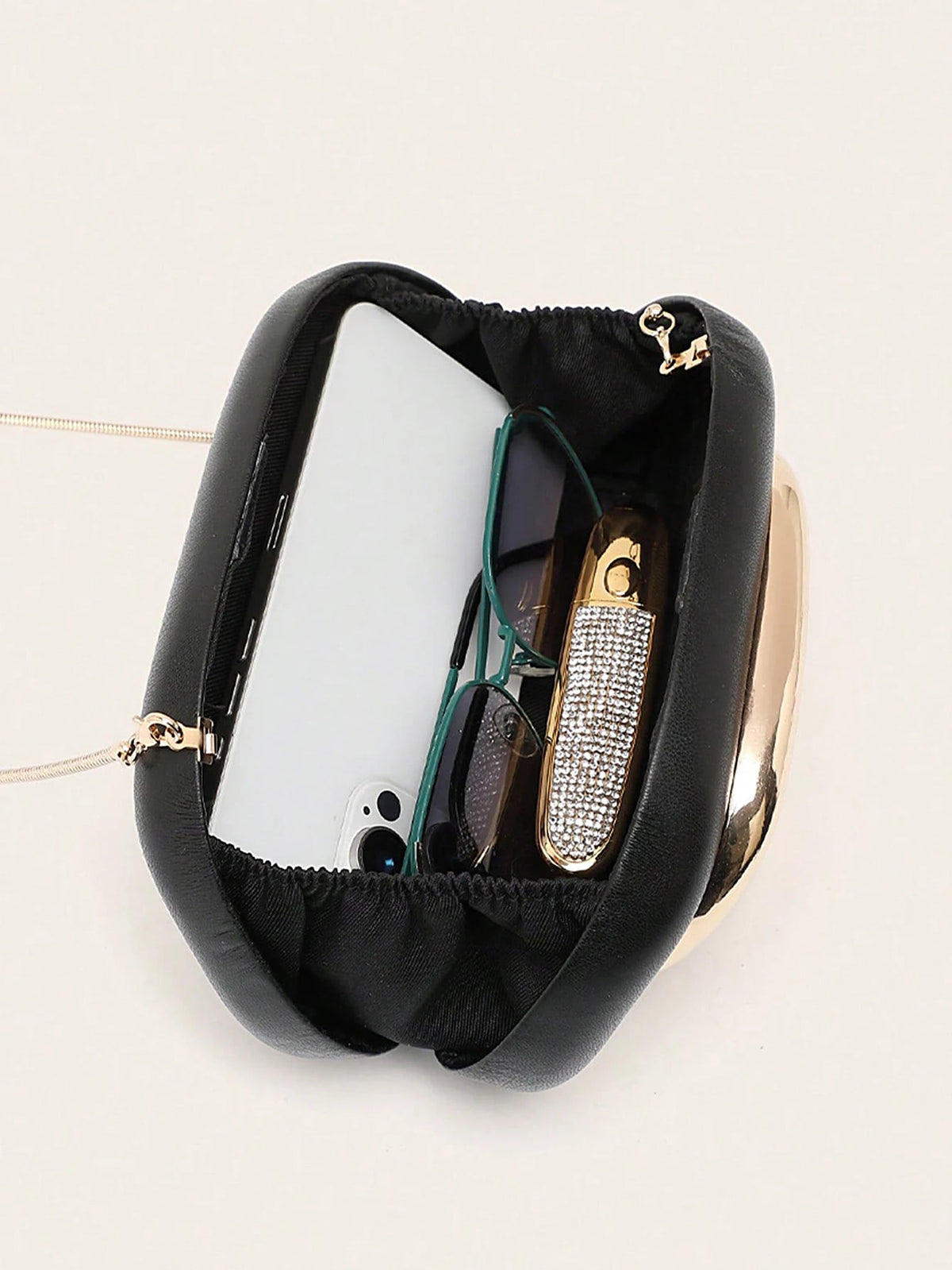 Clutch ovalado de fiesta con cadena y cierre metálico