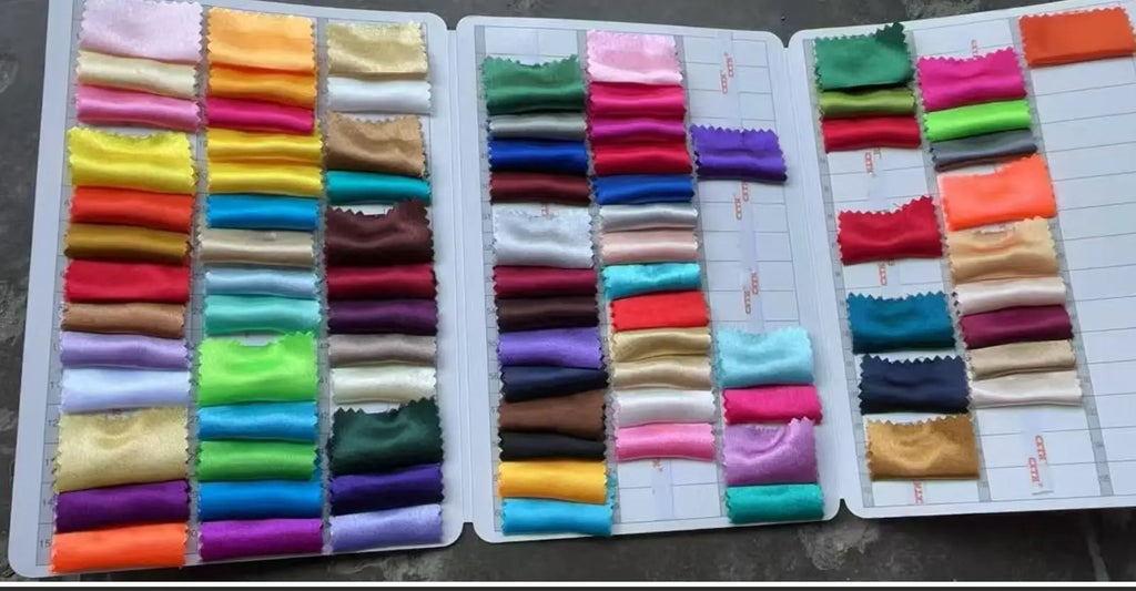 Minaudière rígida con detalle floral y cadena
