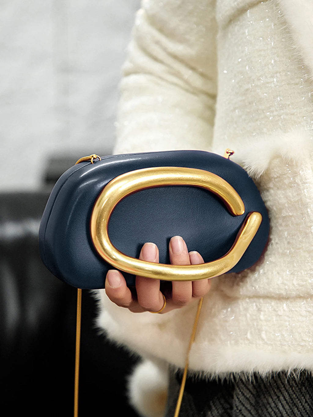 Clutch ovalado de fiesta con cadena y cierre metálico